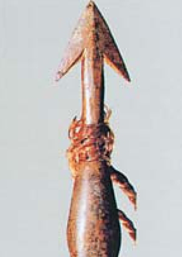 紐のようなものが巻き付いている茶色の伊勢湾・志摩半島・熊野灘の漁撈用具の写真画像