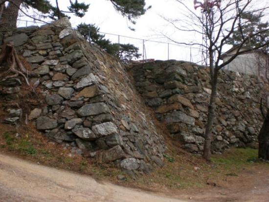様々な形の石で作られた石垣の写真