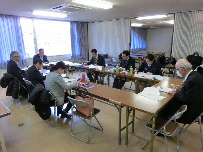 男性と女性が会議をしている風景の拡大画像