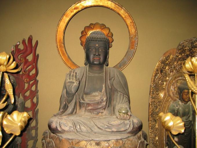 石鏡の円照寺の薬師堂に安置されている薬師如来座像の写真画像