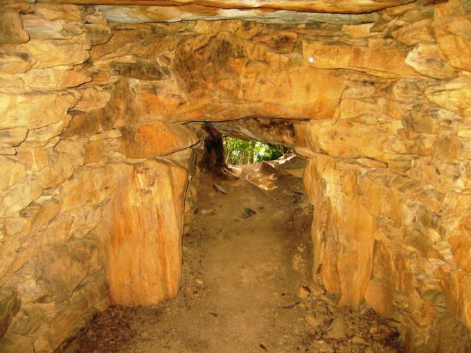 両袖の横穴式石室が良好に残存している答志の岩屋山古墳の写真画像