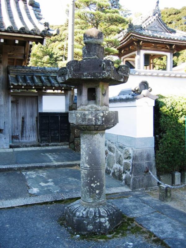 花崗岩の三月堂型の常安寺境内の石灯籠の写真画像