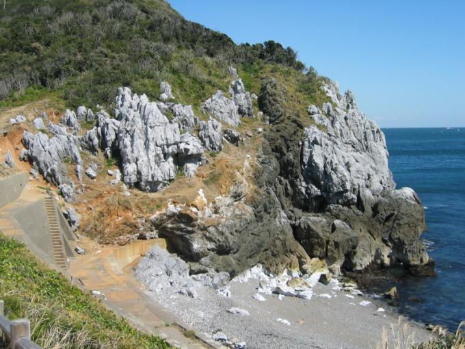 神島東方の海岸に見られる貴重な自然の造形のカルスト地形の写真画像