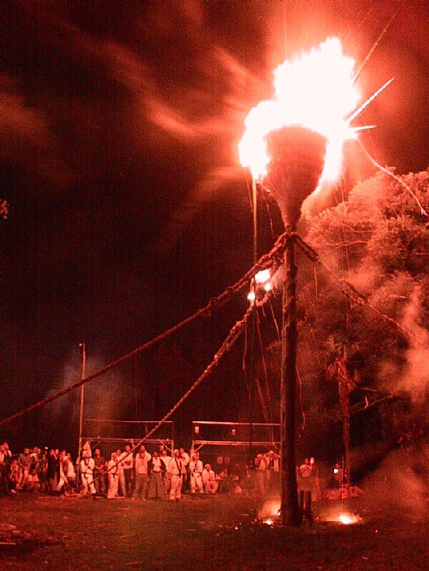 柱松のツボキに火が焚かれその周りに多くの人がいる 志摩加茂五郷の盆祭行事の写真画像