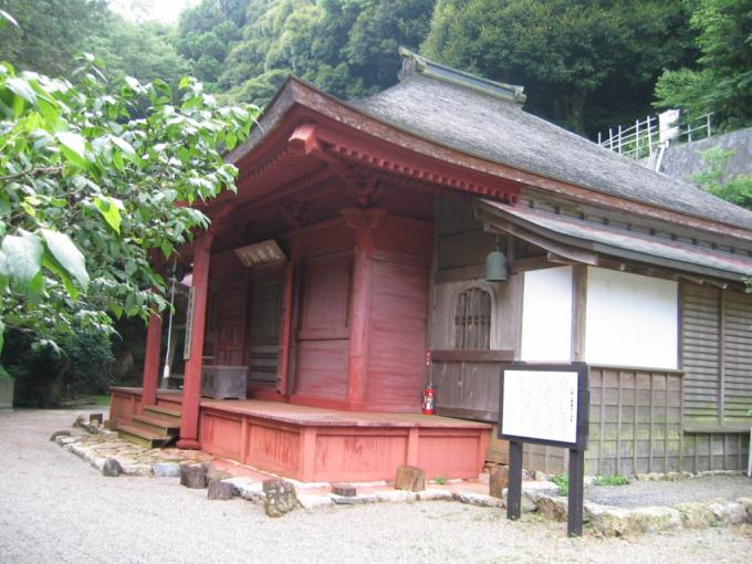 建物の正面が赤色に塗られている庫蔵寺本堂附厨子一基棟札六枚の写真画像