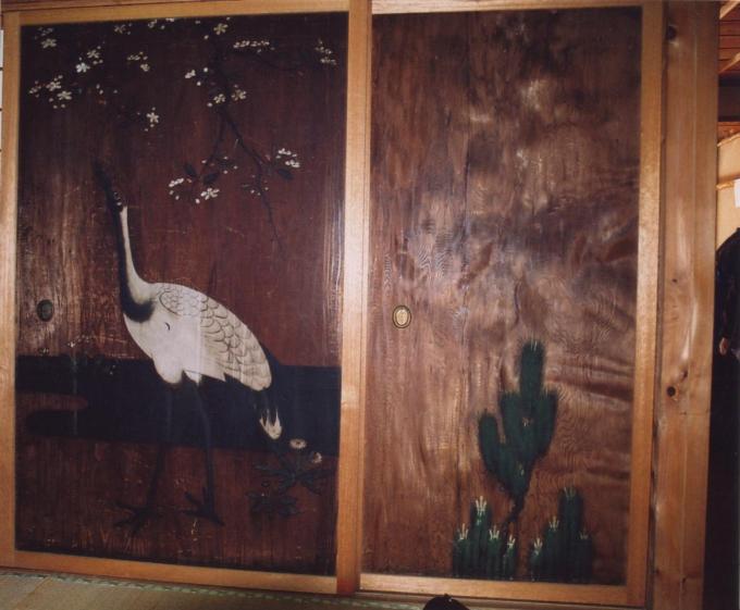 白い鶴の絵が描かれている丸山庫蔵寺庫裏の板戸絵の写真画像