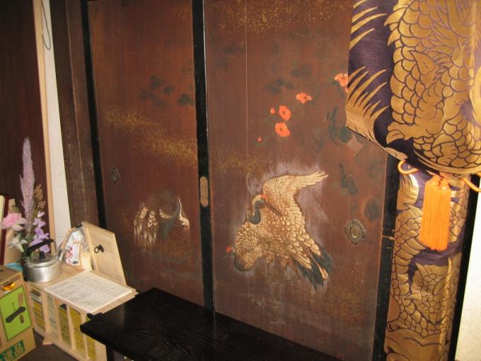 豪華な鶴の絵が描かれている日本丸の板戸の写真画像