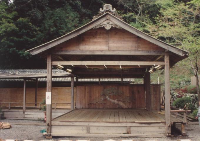 松の柱に杉板張り、三間四方、舞台につながる廊下部分の橋掛を備えている賀多神社能舞台(組立て式)一式の写真画像