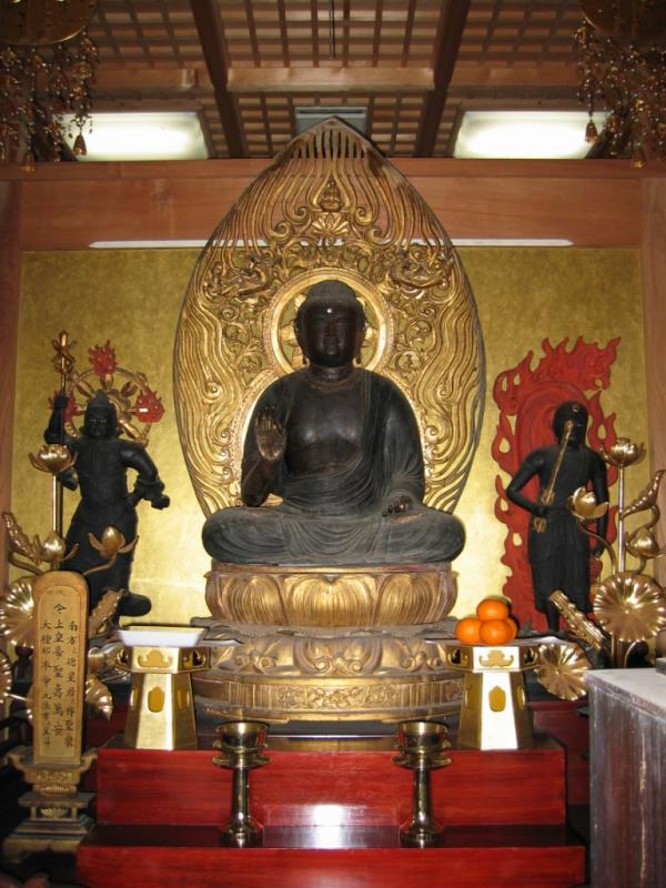 ヒノキで作られた西明寺の木造阿弥陀如来座像の写真画像