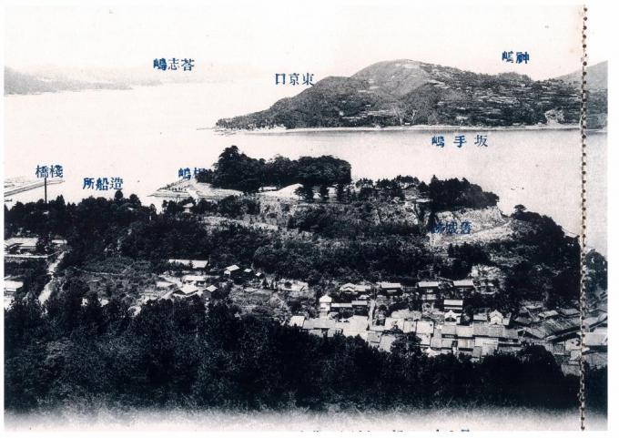青字で各場所の名前が記載されている明治期の鳥羽城跡の白黒写真
