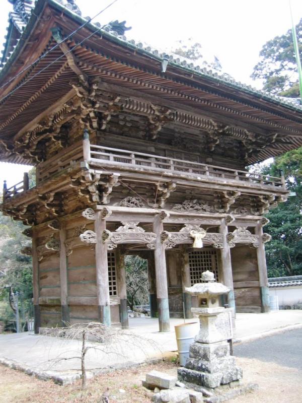 入母屋造り本瓦葺、三間一戸で、繊細な彫刻が施されている青峯山正福寺大門の写真画像