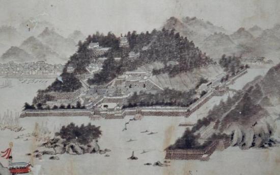 白黒で中央に鳥羽城、周りに木々や山、鳥羽城の周りの水、赤色で船が描かれている絵