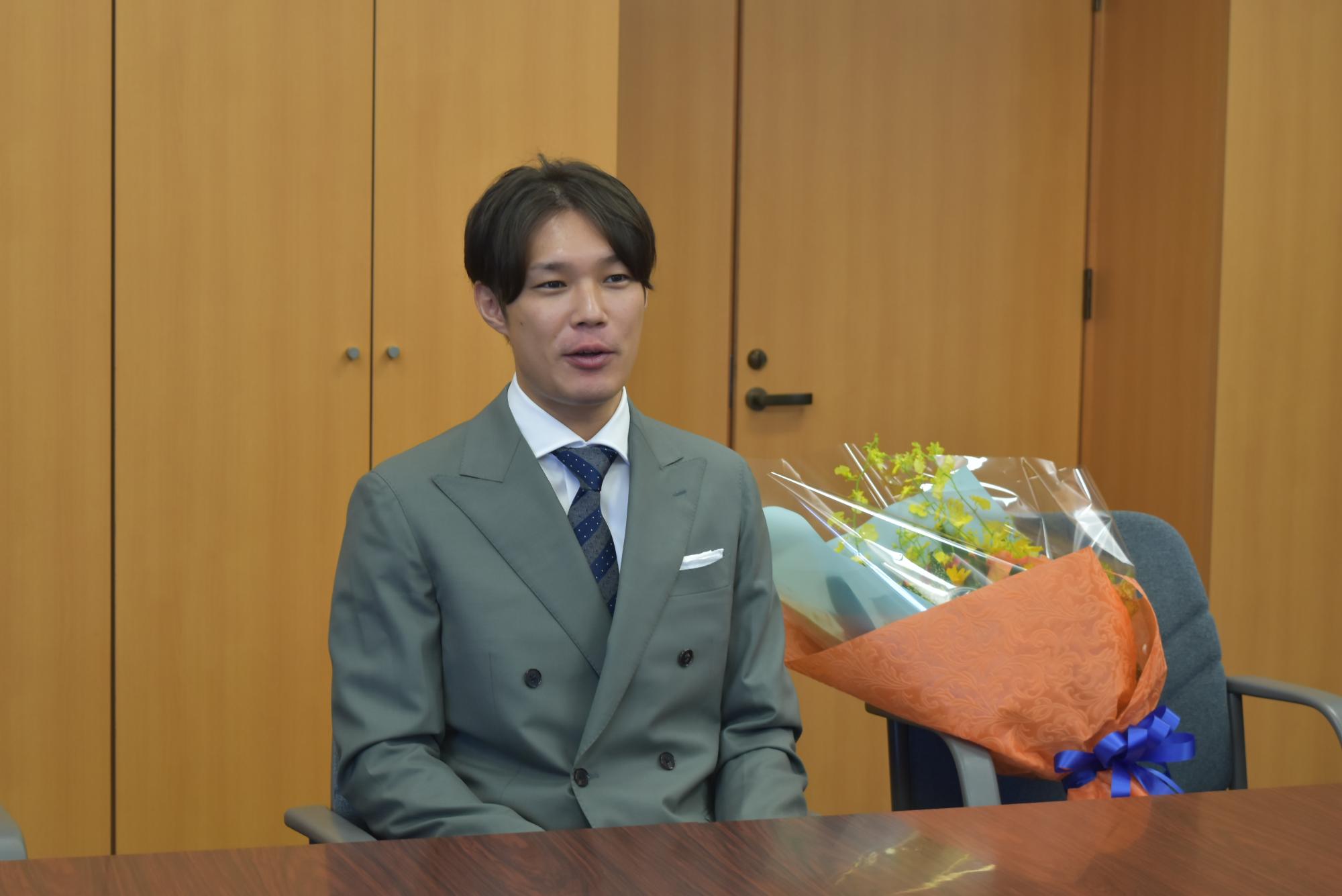 抱負を語る山田選手