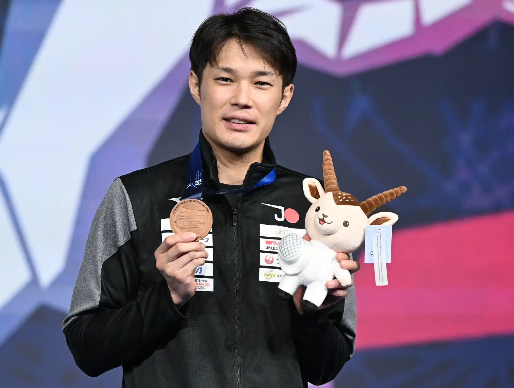 銅メダルを掲げる山田優選手
