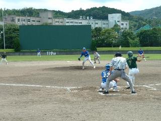 野球の試合中に、ピッチャーが投げた球をバッターが打とうとした写真