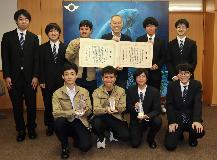 画像：ディープラーニングコンテストで入賞した鳥羽商船高専の学生が賞状を持って中村市長と並んでいる写真