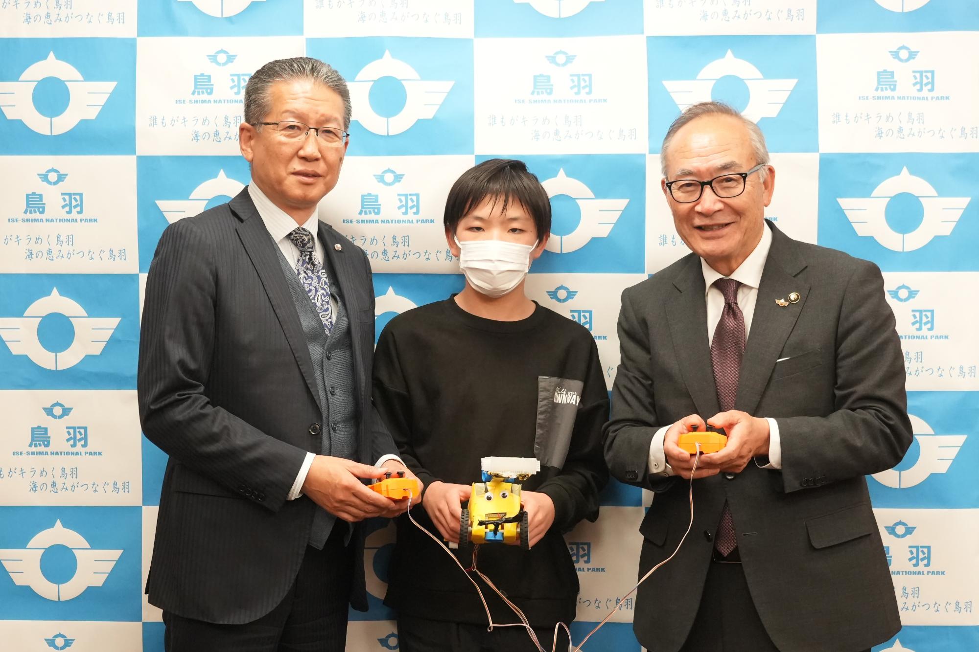 「小学生ロボコン2025」出場選手が市長を表敬訪問