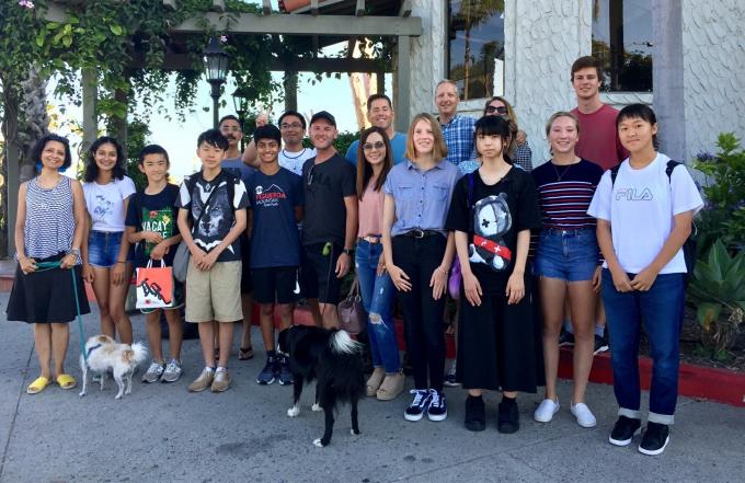 サンタバーバラ市ホームステイ先の家の前にて、中学生たちが2列に並んで撮った集合写真。