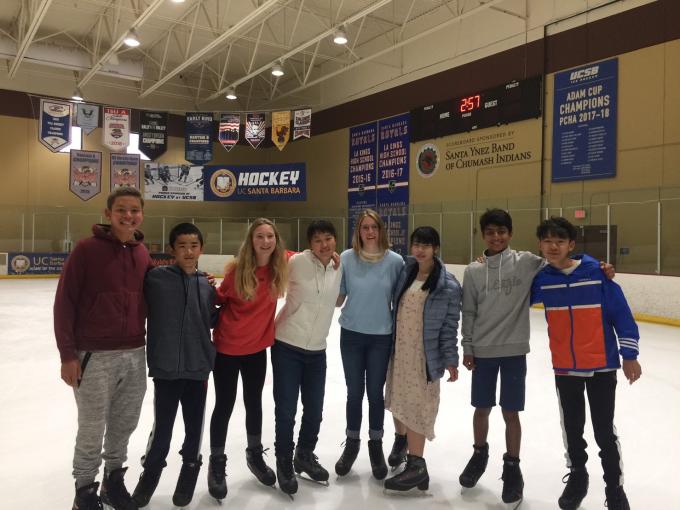 サンタバーバラ市にて、中学生たちがスケートリンクの上で肩を組みながら1列に並んで撮った集合写真