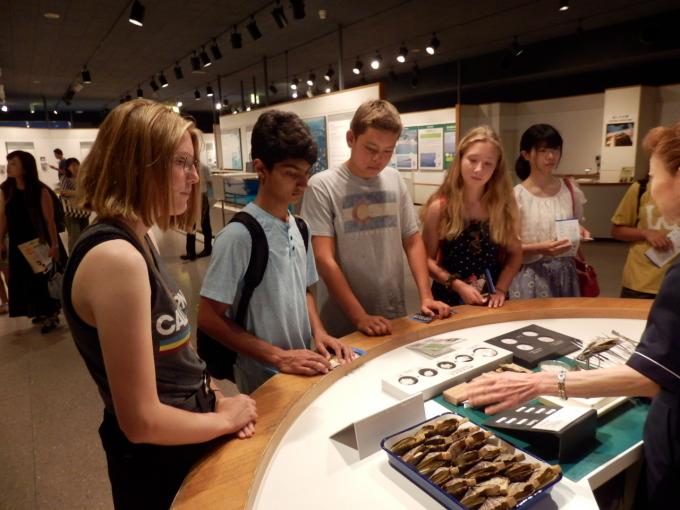 鳥羽市の博物館で説明を聞く、サンタバーバラ市中学生たちの写真。