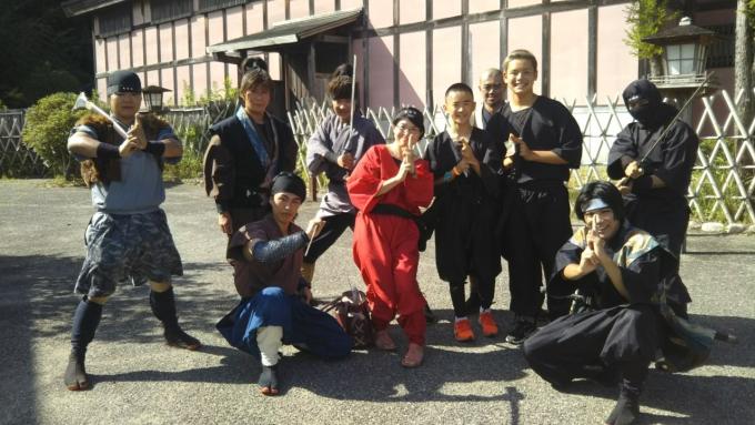 鳥羽市にて、忍者の衣装を着て、忍者のポーズをしている中学生たちの写真。
